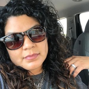 Meet your Posher, Raquel